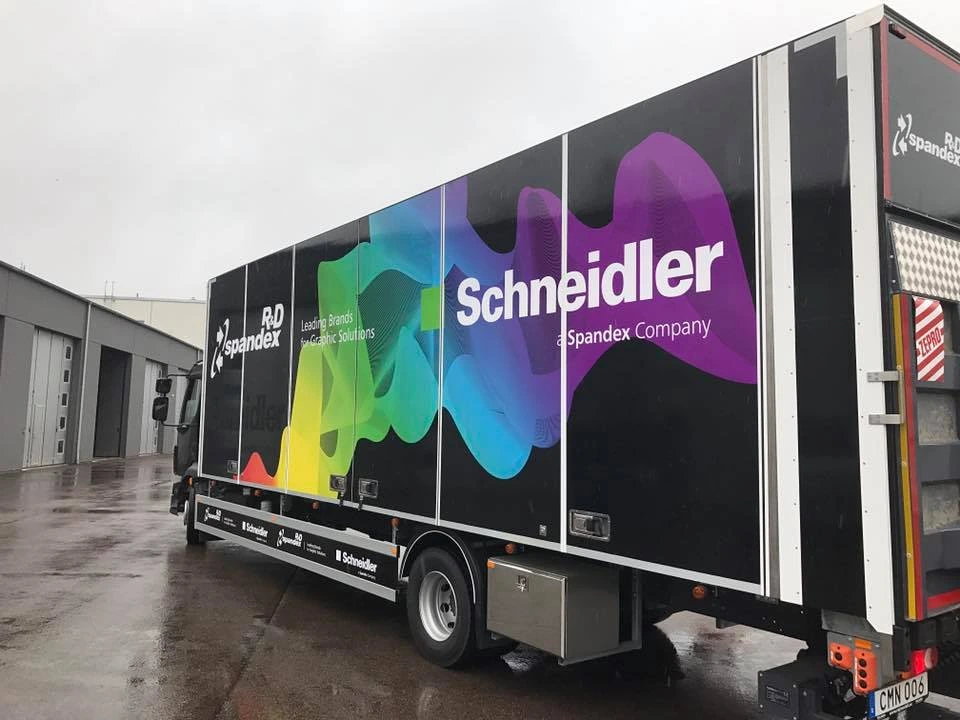 Rollup och vepor i storformat uppställda på eventyta
