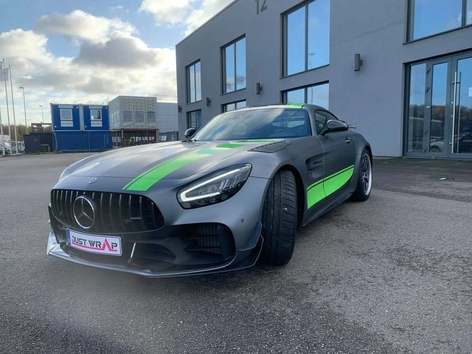 Carwrapping med mattsvart folie på personbil hos Specialprint Malmö